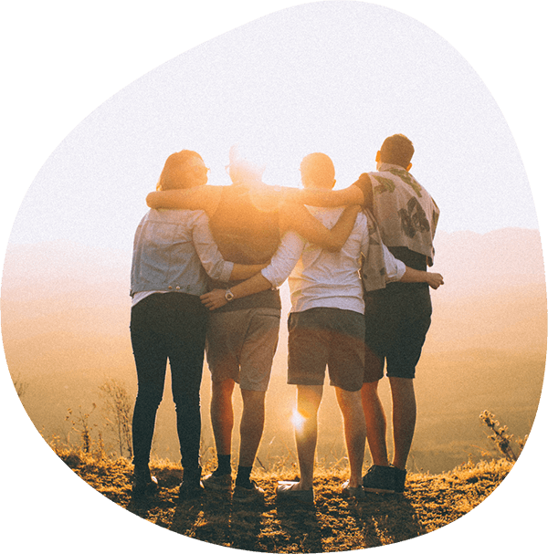 Gruppe Freunde Arm in Arm im Sonnenuntergang